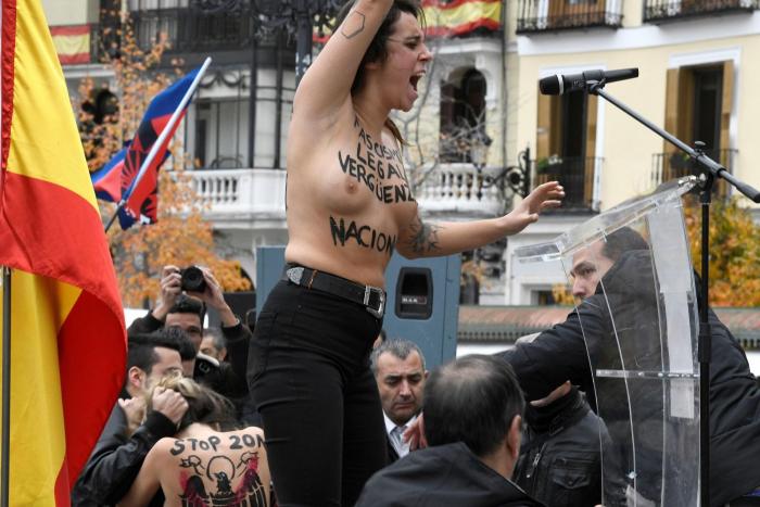 Manifestantes franquistas intentan agredir a tres activistas de FEMEN que protestaron contra la marcha