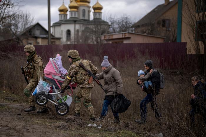Rusia ha usado en Ucrania más de 200 tipos de armas prohibidos, según el 'New York Times'