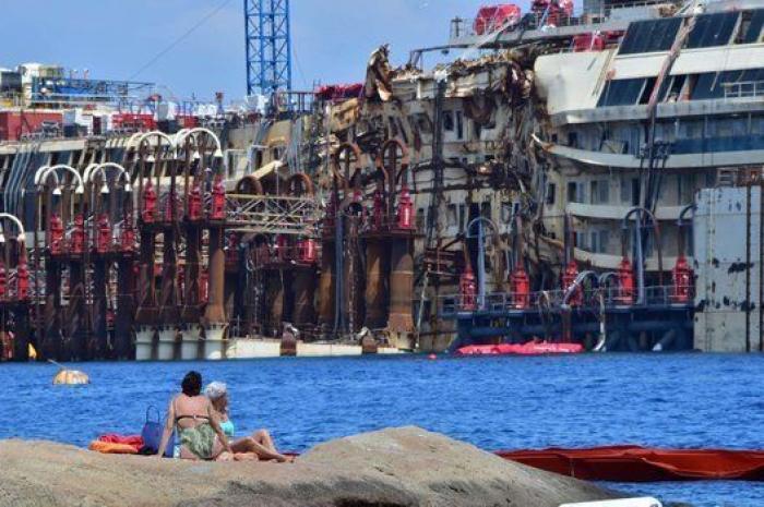 Costa Concordia time-lapse (VÍDEO): el barco vuelve a flotar antes de su traslado a Génova (FOTOS)