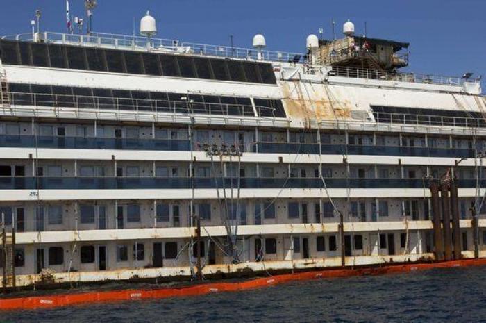 Costa Concordia time-lapse (VÍDEO): el barco vuelve a flotar antes de su traslado a Génova (FOTOS)