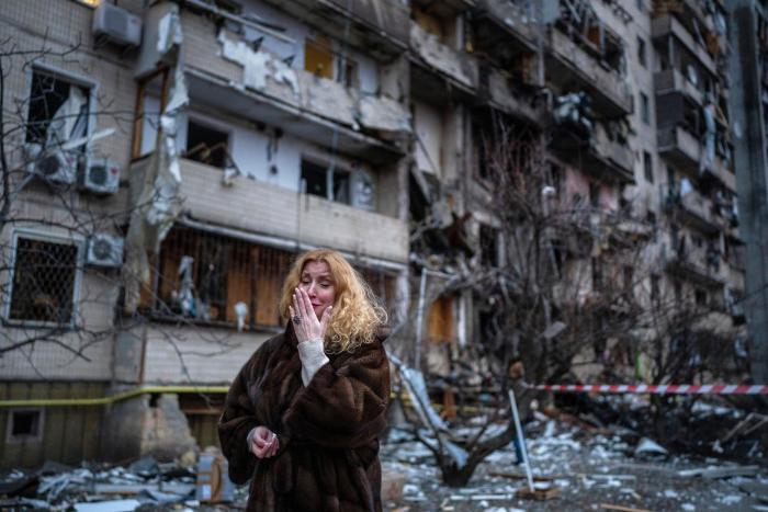AI dice que las tácticas de combate ucranianas ponen en riesgo a civiles y enfada a Zelenski