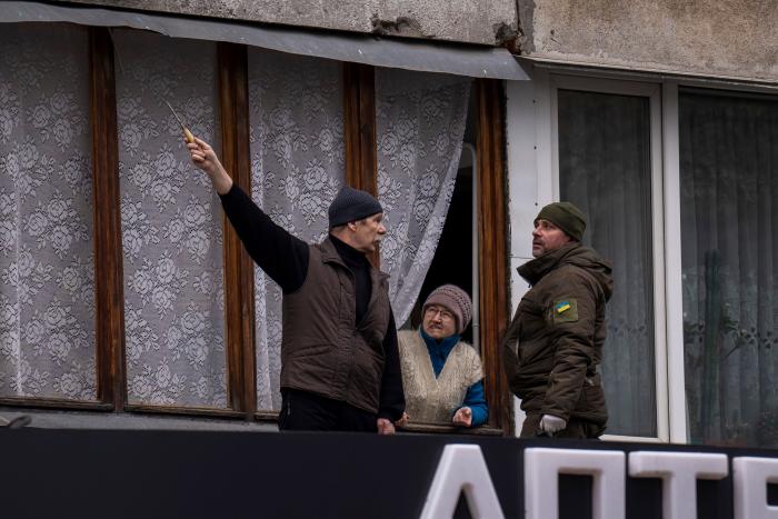AI dice que las tácticas de combate ucranianas ponen en riesgo a civiles y enfada a Zelenski