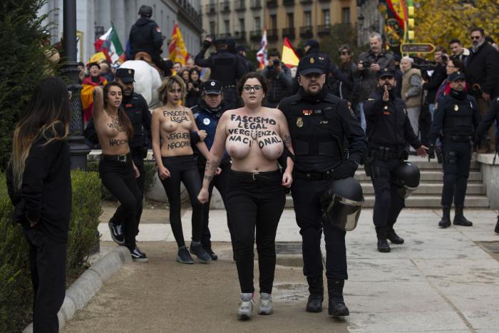 Manifestantes franquistas intentan agredir a tres activistas de FEMEN que protestaron contra la marcha