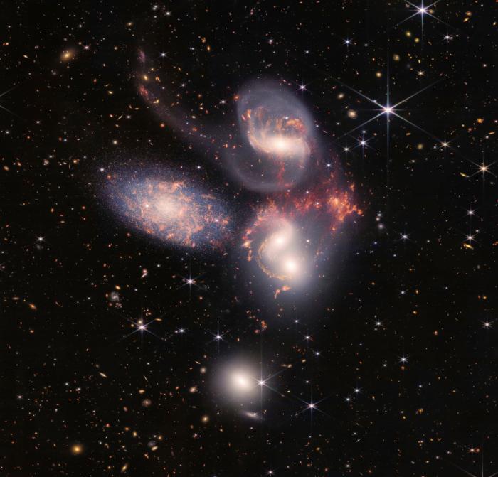 Las nuevas imágenes del telescopio James Webb muestran "la danza cósmica" de planetas y estrellas