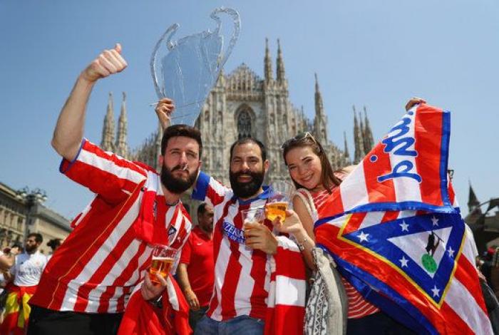 Las aficiones de Madrid y Atlético toman Milán (FOTOS)