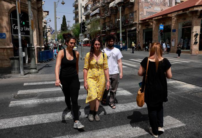 Madrid se abre a eliminar el uso obligatorio de la mascarilla en espacios abiertos