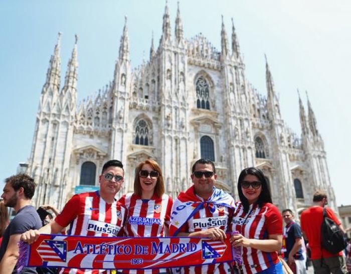 Las aficiones de Madrid y Atlético toman Milán (FOTOS)