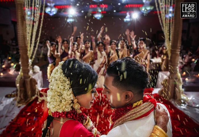 Una pareja enfurece a internet por lo que enviaron a quienes no fueron a su boda