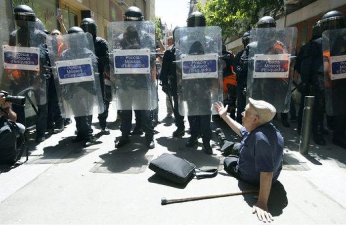 Las cargas policiales vuelven a Gràcia en los alrededores del banco okupado