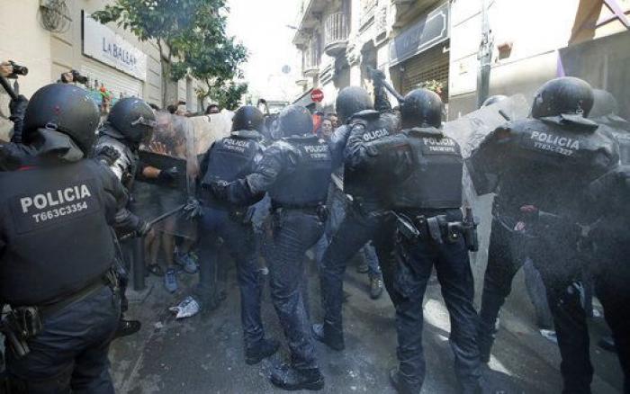 Las cargas policiales vuelven a Gràcia en los alrededores del banco okupado