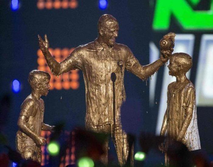 David Beckham dorado: el futbolista, bañado en oro en los premios Nickelodeon (FOTOS)