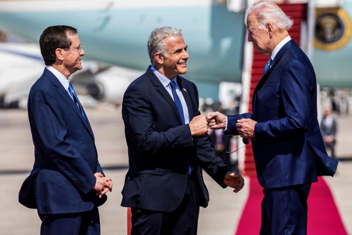 Un hombre interrumpe un acto de Joe Biden al grito de "nos robasteis las elecciones"