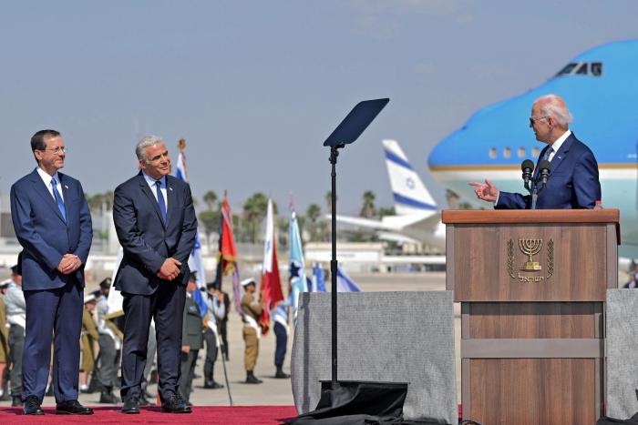 Los focos estaban puestos en eso y no ha defraudado: ojo al saludo entre Biden y Bin Salmán
