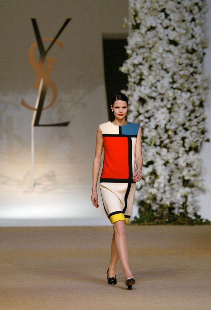 Las 5 creaciones de Yves Saint Laurent que han revolucionado tu armario