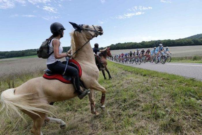 Varios activistas tratan de boicotear la última etapa del Tour tumbándose en la carretera