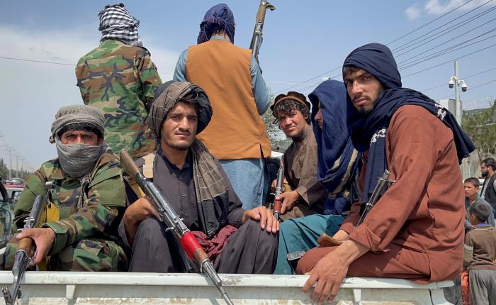 Los talibanes responden con violencia a las primeras protestas contra su control de Afganistán