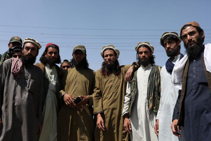 Los talibanes responden con violencia a las primeras protestas contra su control de Afganistán