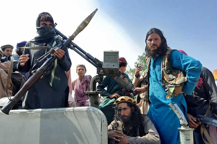 La corresponsal de la CNN se enfrenta a los talibanes en el aeropuerto de Kabul