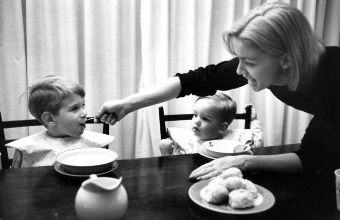 Madres e hijos: fotos de hace 50 años que demuestran que la maternidad no ha cambiado (FOTOS)