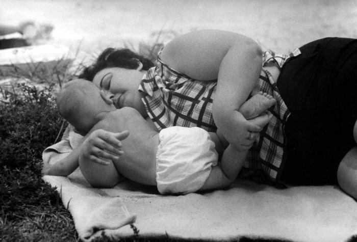 Madres e hijos: fotos de hace 50 años que demuestran que la maternidad no ha cambiado (FOTOS)