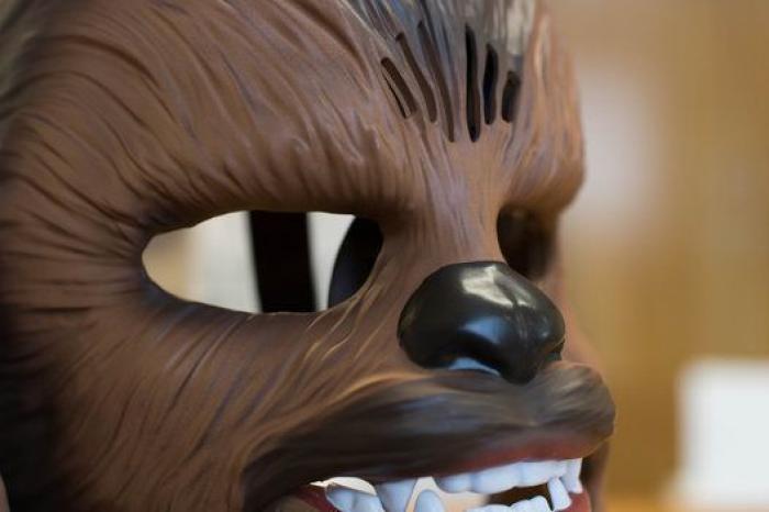 ¿Cómo es una auténtica máscara de Chewbacca?