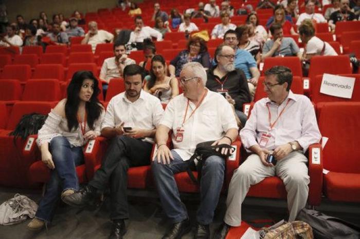 El PSOE abre las puertas a IU pero no lanzará una OPA
