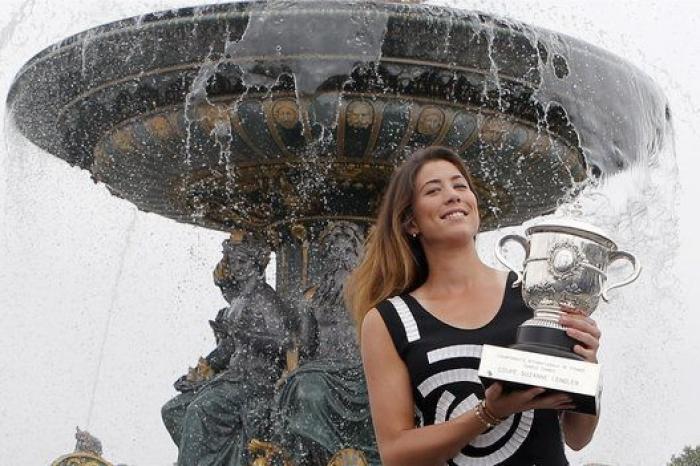 Garbiñe luce sonrisa y trofeo en París (FOTOS)
