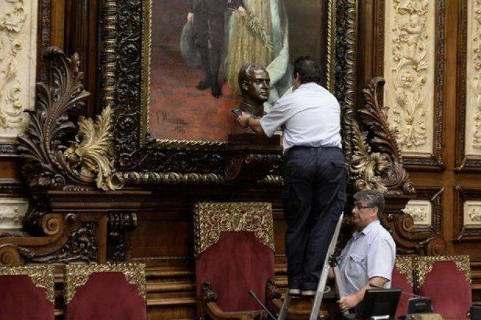 Los montajes del PP con la foto del rey en el Ayuntamiento de Barcelona