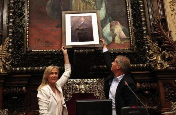 Los montajes del PP con la foto del rey en el Ayuntamiento de Barcelona