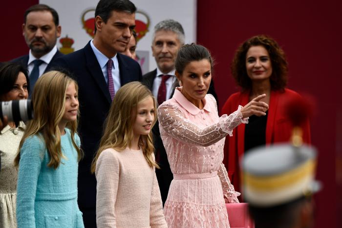 Unanimidad sobre el vestido elegido por la reina Letizia para el desfile de la Hispanidad