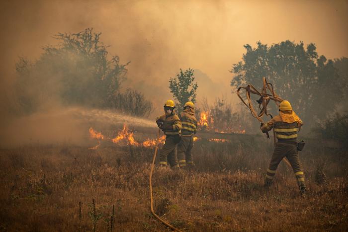 El incendio forestal de Monsagro (Salamanca) obliga a evacuar a más de 400 vecinos