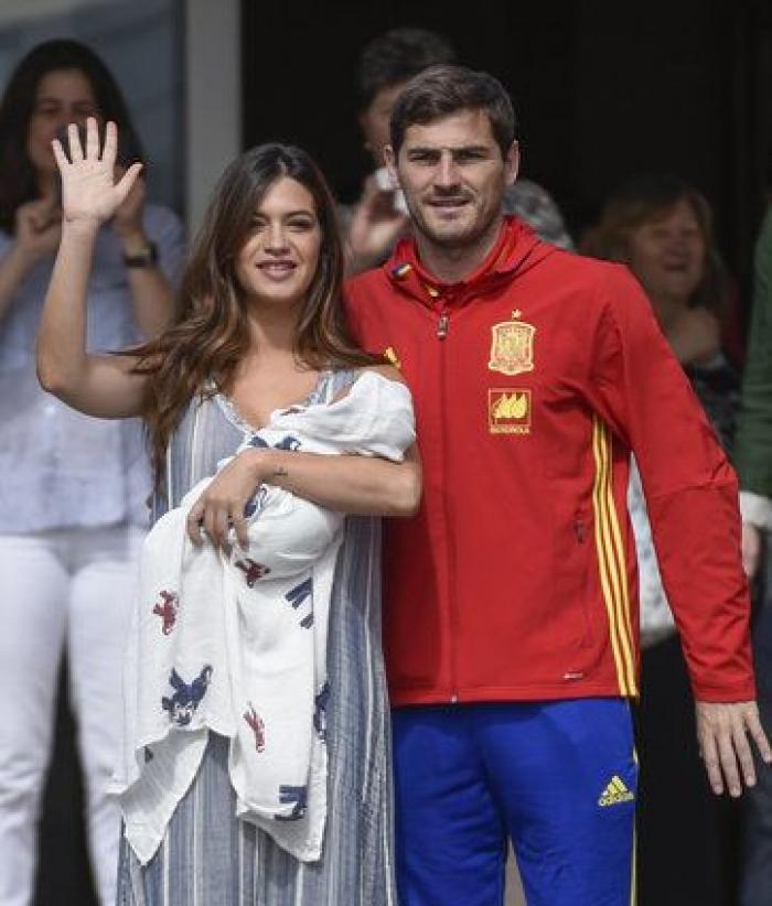 Lucas, hijo de Iker Casillas y Sara Carbonero, sale del hospital: primera foto pública con sus padres