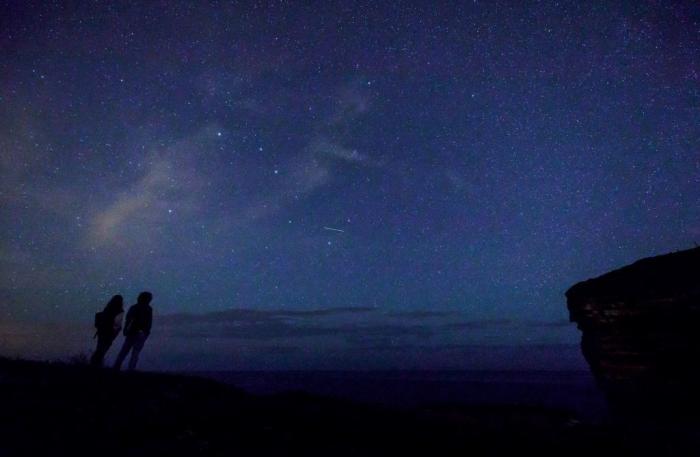 Observa dos fenómenos astronómicos al precio de uno: las Lágrimas de San Lorenzo y la Superluna de Esturión