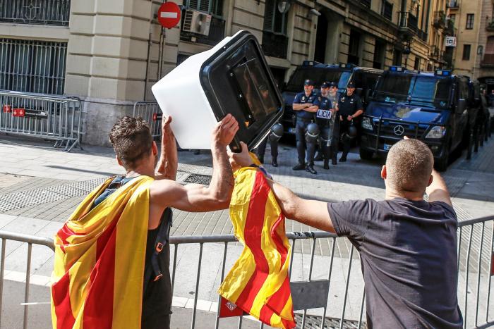 Valtonyc y el presidente de Vox en Girona se enfrentan a las puertas de la delegación de la Generalitat en Bruselas