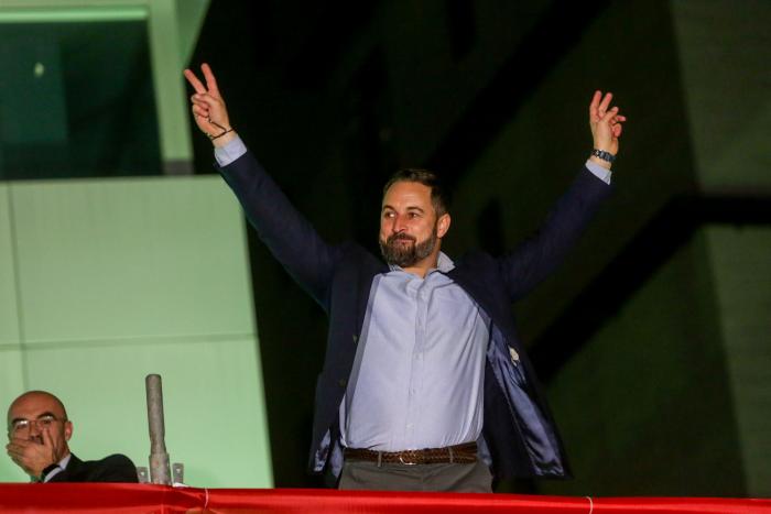 Abascal imita un gesto de Pedro Sánchez y provoca risas en el Congreso