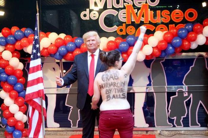 Una feminista irrumpe en la inauguración de la estatua de cera de Trump en Madrid