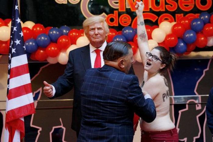 Trump no quería dar "el placer" de que le vieran con mascarilla pero logran fotografiarle con ella
