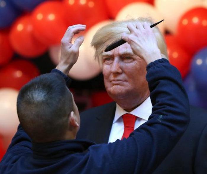 Trump no quería dar "el placer" de que le vieran con mascarilla pero logran fotografiarle con ella
