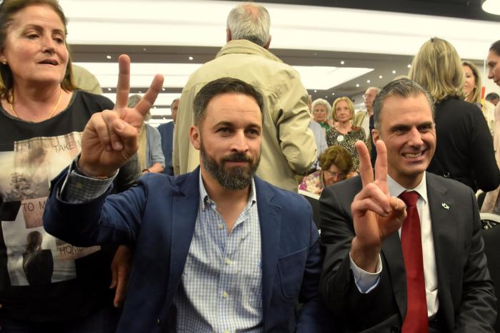 Abascal imita un gesto de Pedro Sánchez y provoca risas en el Congreso