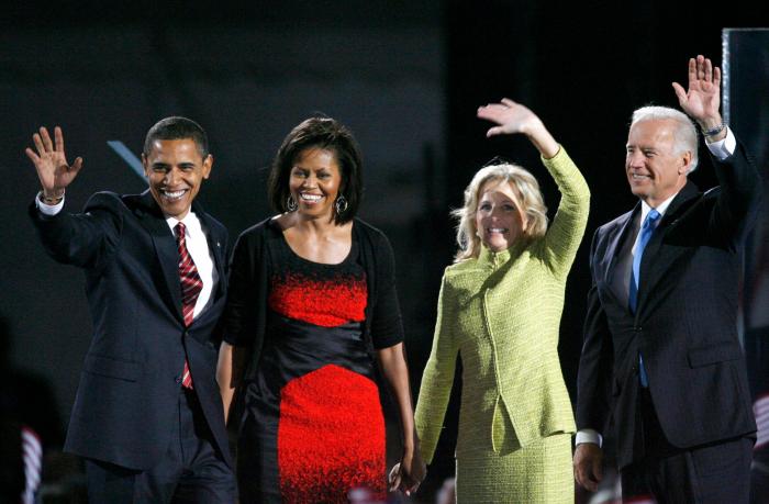 El gesto de Joe Biden con su mujer que da la vuelta al mundo: la clave está en el suelo