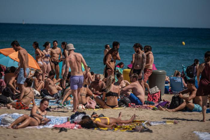 Cataluña no aplicará la ley de la mascarilla en la playa "por lógica pura"