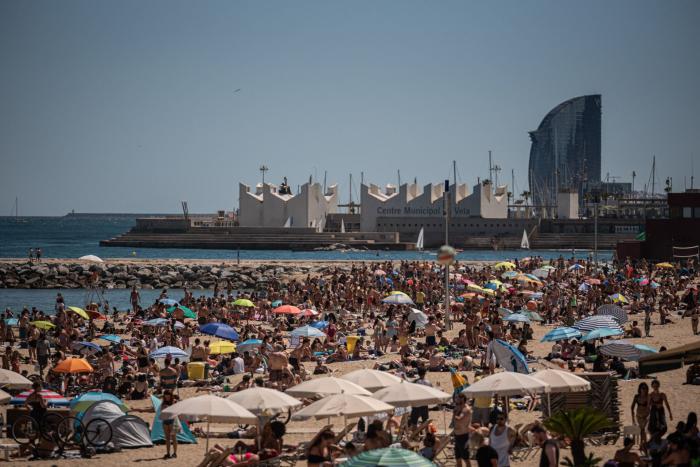 El enfado de un prestigioso fotógrafo español por lo que ha visto en una playa de Barcelona en plena pandemia