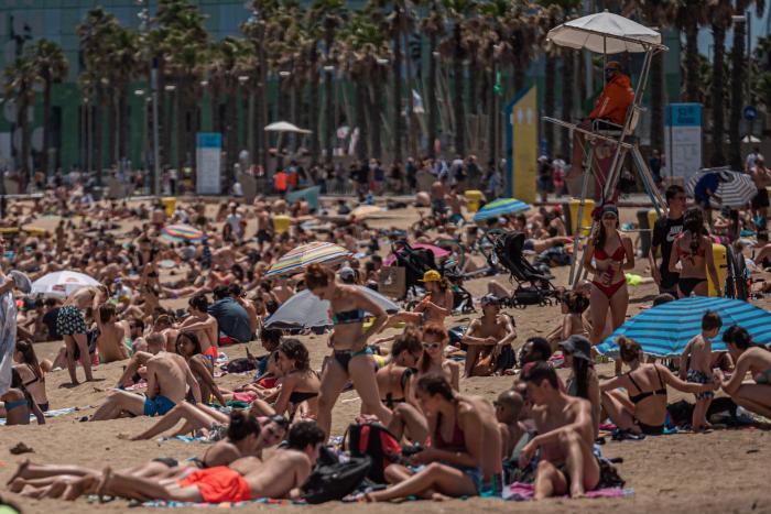 El enfado de un prestigioso fotógrafo español por lo que ha visto en una playa de Barcelona en plena pandemia