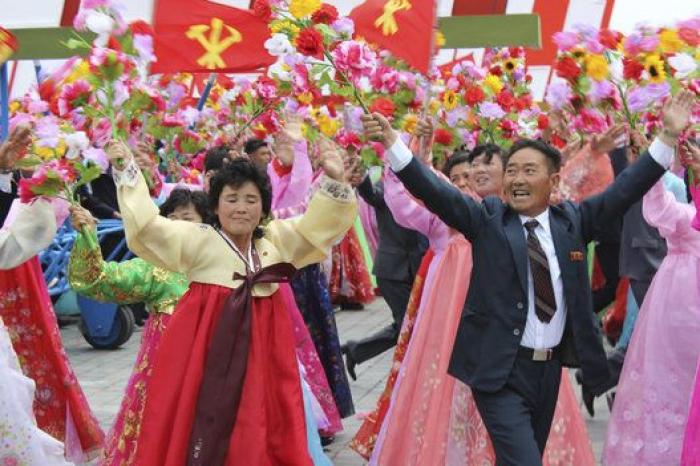 Corea del Norte ensalza a Kim Jong-un y muestra orgullo nuclear en un desfile masivo