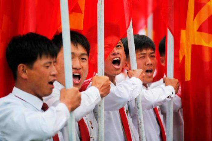 Corea del Norte ensalza a Kim Jong-un y muestra orgullo nuclear en un desfile masivo