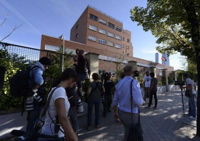 Miguel Pajares, el religioso con ébola, ingresa en el hospital Carlos III de Madrid