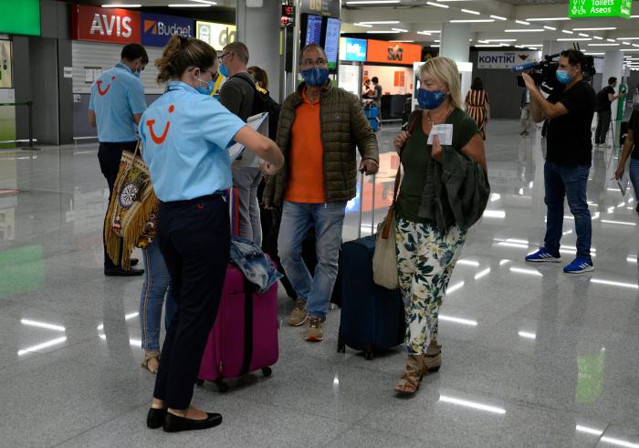 España abre sus puertas a los turistas y a los contagios