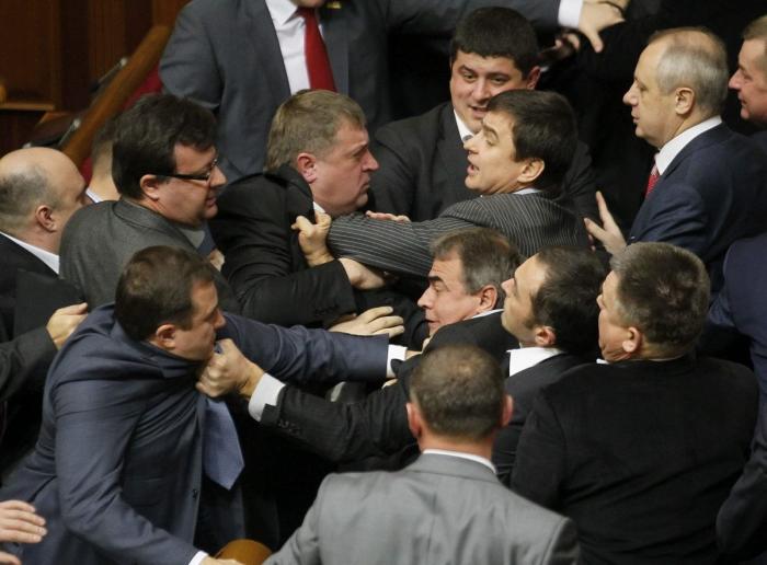 A puñetazos en el Parlamento de Ucrania (VÍDEO)