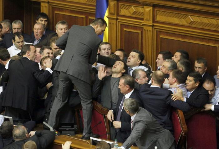 A puñetazos en el Parlamento de Ucrania (VÍDEO)