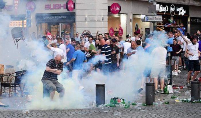 Vergüenza europea: 'hooligans' ingleses humillan a unos niños en Lille mientras la violencia va a más